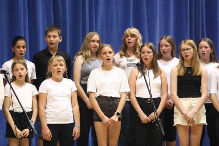 PRIREDITEV OB DNEVU DRŽAVNOSTI IN ZAKLJUČKU ŠOLSKEGA LETA 33 FOTO LJUBO VUKELIČ